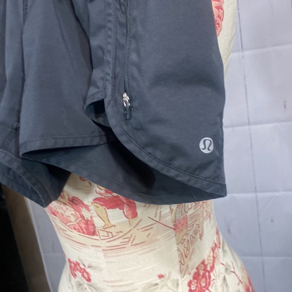 lululemon track that workout shorts, size 4 - Picture 2 of 8